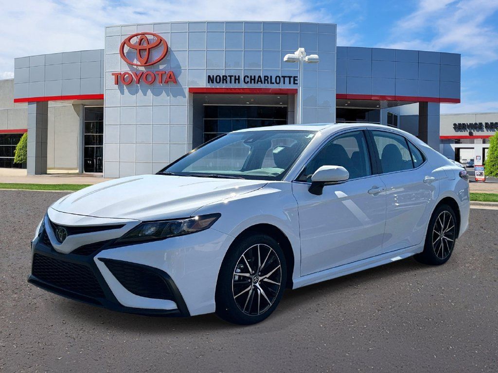 Used 2024 Toyota Camry SE w/ Convenience Package FWD image 5