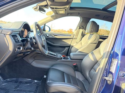 Certified 2025 Porsche Macan image 5