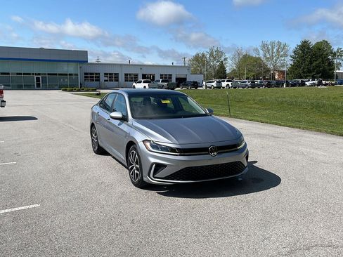 Used 2025 Volkswagen Jetta SE FWD image 8