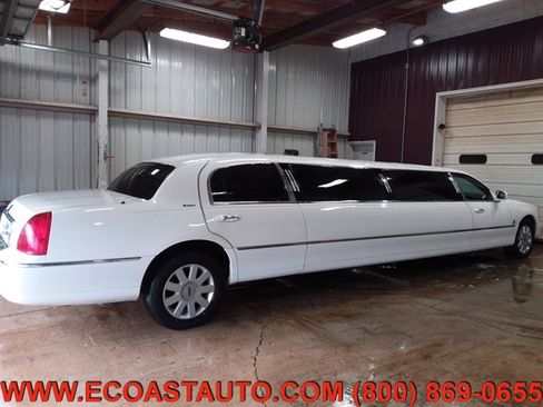 Used 2005 Lincoln Town Car Executive image 6