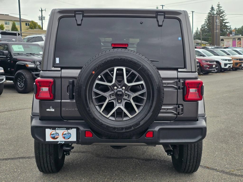 Used 2025 Jeep Wrangler Unlimited Sahara AWD/4WD image 7