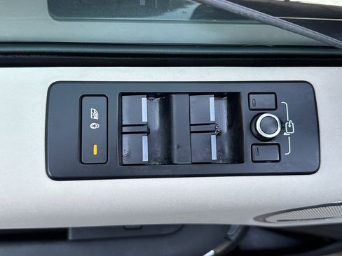 Used 2018 Land Rover Discovery SE image 17