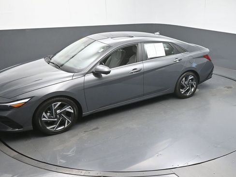 Used 2024 Hyundai Elantra Limited image 39