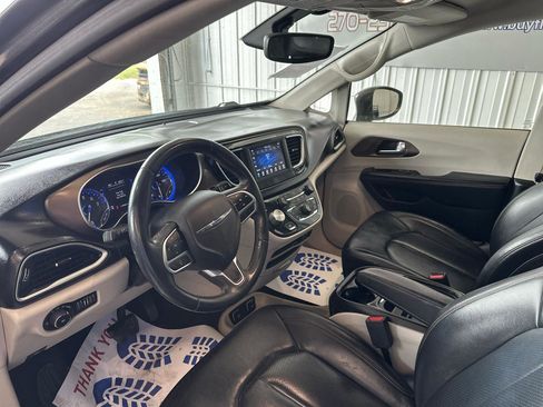 Used 2018 Chrysler Pacifica Touring-L FWD image 10