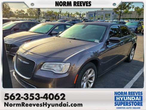 Used 2018 Chrysler 300 Touring image 1