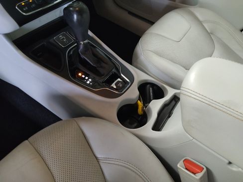 Used 2019 Jeep Cherokee Limited w/ Technology Group FWD image 26