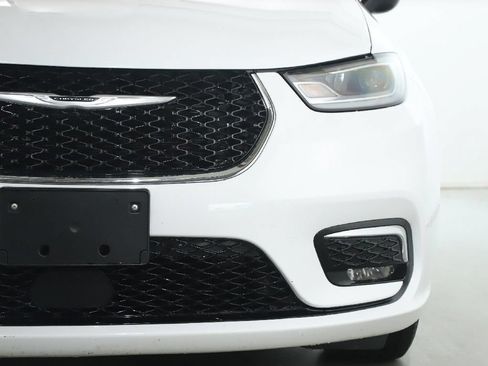 Used 2024 Chrysler Pacifica Limited FWD image 8