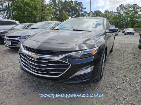 Used 2025 Chevrolet Malibu LT image 2