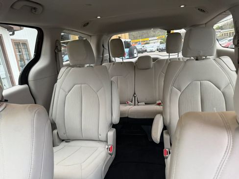 Used 2017 Chrysler Pacifica Touring image 13