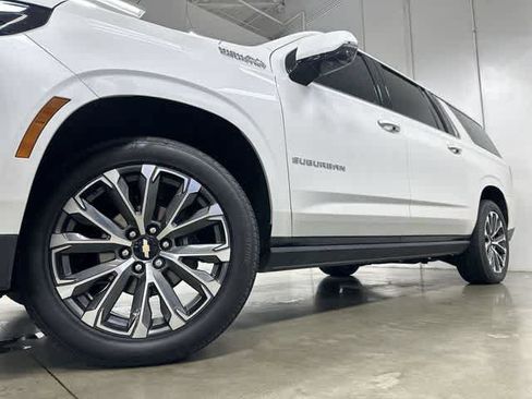 Used 2025 Chevrolet Suburban High Country AWD/4WD image 29