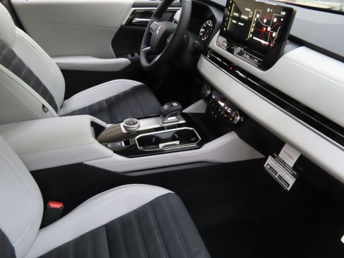 New 2025 Mitsubishi Outlander SE image 24