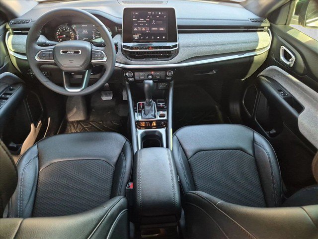 Used 2025 Jeep Compass Latitude AWD/4WD image 17