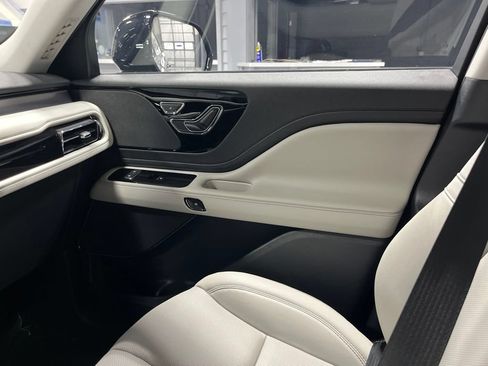 Used 2025 Lincoln Aviator AWD w/ Jet Appearance Package image 19