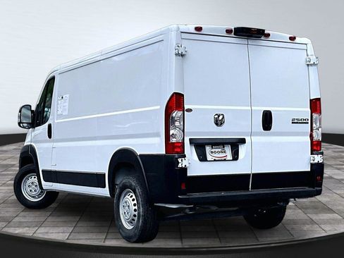Used 2025 RAM ProMaster 2500 w/ Convenience Group FWD image 3