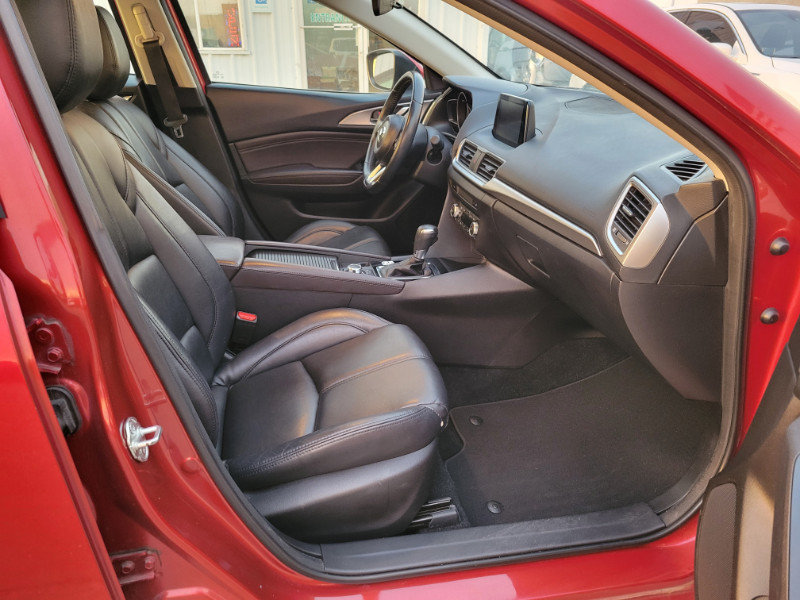 Used 2018 MAZDA MAZDA3 Touring FWD image 26