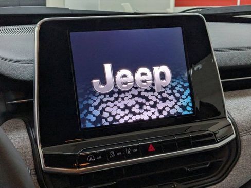 Used 2025 Jeep Compass Latitude w/ Sun & Sound Group AWD/4WD image 19