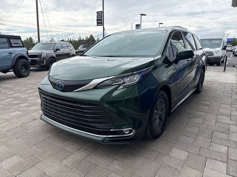 Used 2023 Toyota Sienna XLE image 2