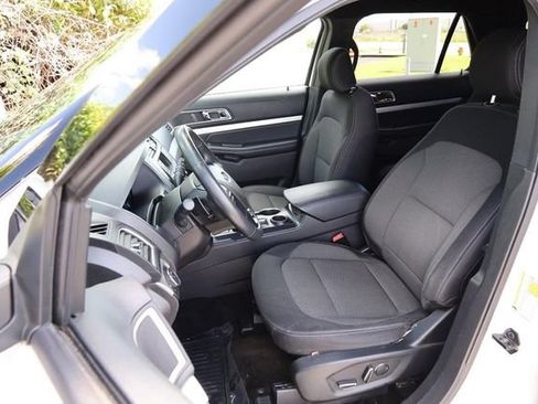 Certified 2017 Ford Explorer XLT FWD image 8