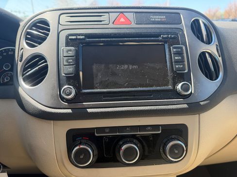 Used 2011 Volkswagen Tiguan SE image 11
