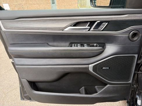 Used 2024 Jeep Wagoneer Series II w/ Flexible Seating Group AWD/4WD image 12