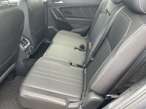 Used 2023 Volkswagen Tiguan SE w/ Panoramic Sunroof Package FWD image 6