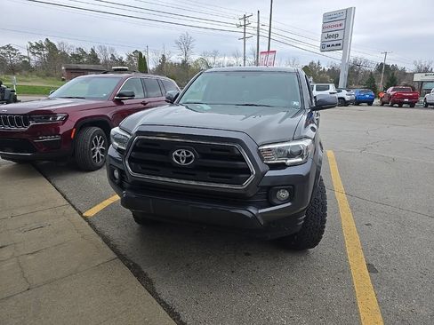 Used 2017 Toyota Tacoma SR5 w/ Tow Package AWD/4WD image 2