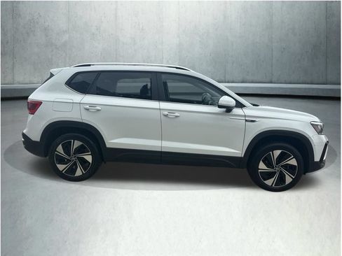 Used 2023 Volkswagen Taos SE w/ Panoramic Sunroof Package AWD/4WD image 8