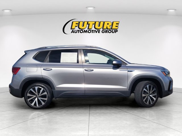 Used 2024 Volkswagen Taos SE FWD image 3