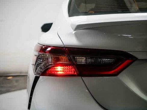 Used 2023 Toyota Camry SE image 9