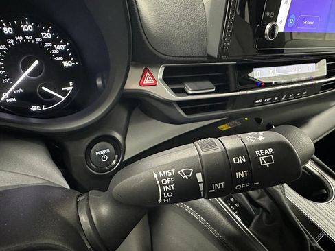 Used 2025 Toyota Sienna LE FWD image 22