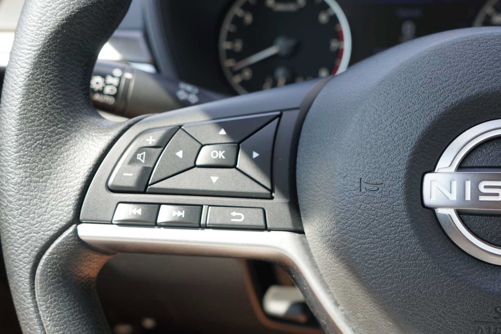 Used 2025 Nissan Altima 2.5 SV FWD image 14