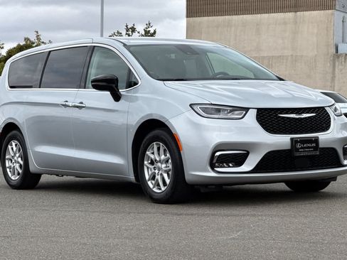 Used 2024 Chrysler Pacifica Touring-L FWD image 5