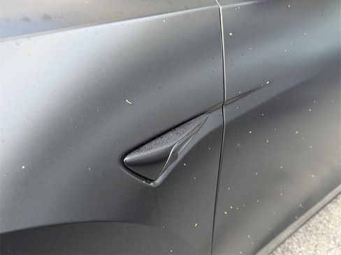 Used 2022 Tesla Model Y Long Range image 6