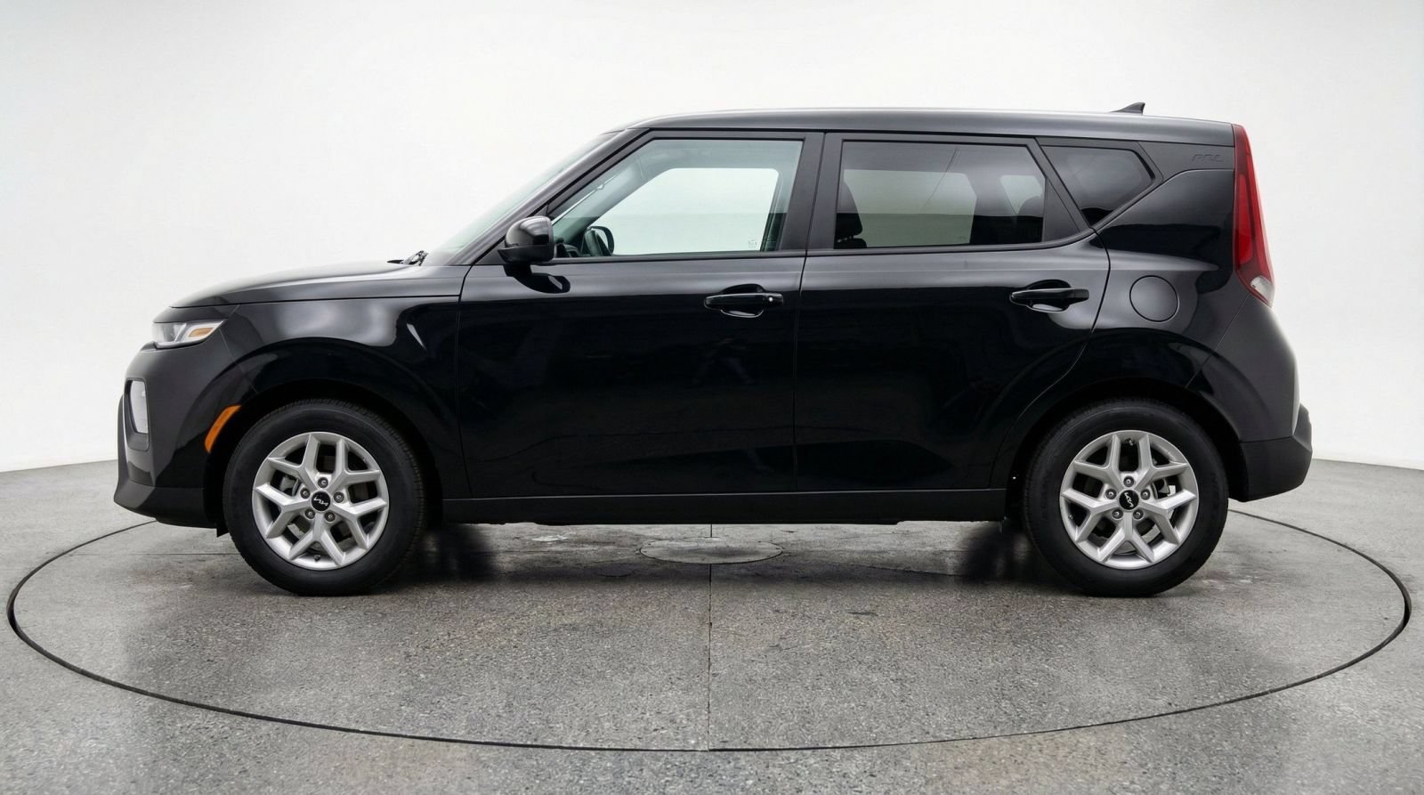 Used 2025 Kia Soul LX w/ LX Technology Package FWD image 4
