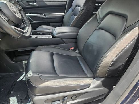 Used 2024 Nissan Pathfinder SL w/ SL Premium Package FWD image 16