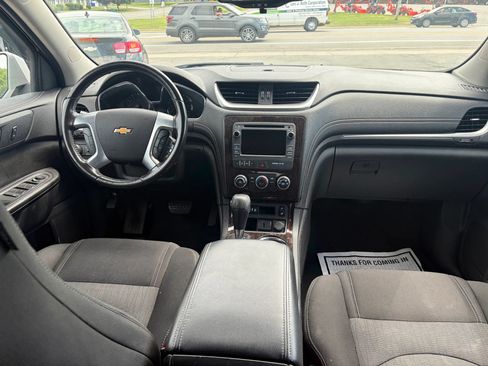 Used 2017 Chevrolet Traverse LT w/ Style and Technology Package FWD image 11
