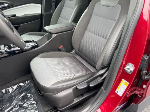 Used 2025 Chevrolet Trax LT FWD image 9