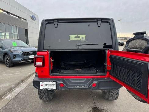 Used 2018 Jeep Wrangler Unlimited Sahara w/ Cold Weather Group AWD/4WD image 36