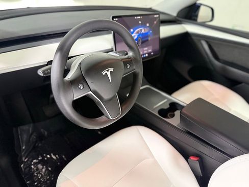 Used 2023 Tesla Model Y AWD image 19