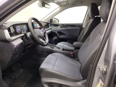 New 2025 Volkswagen Tiguan SE image 21