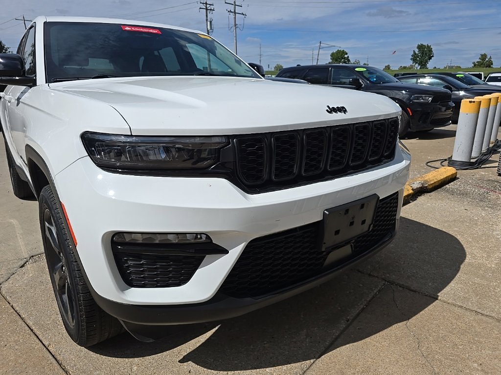 Used 2023 Jeep Grand Cherokee Limited w/ Black Appearance Package AWD/4WD image 13