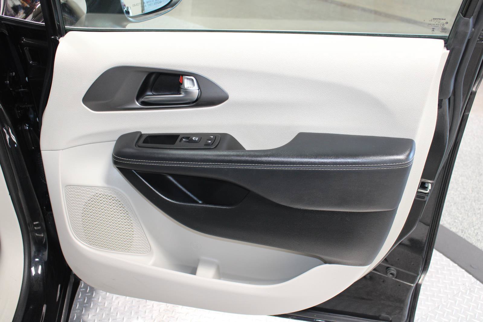Used 2023 Chrysler Pacifica Touring-L FWD image 18