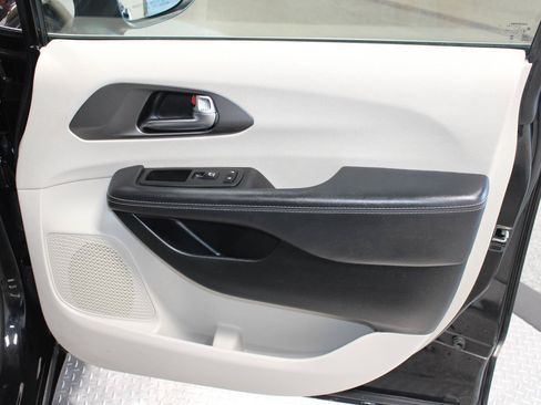 Used 2023 Chrysler Pacifica Touring-L FWD image 18