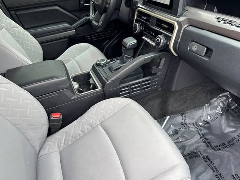 Certified 2025 Toyota Tacoma SR5 AWD/4WD image 15