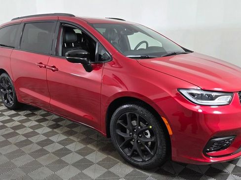 New 2026 Chrysler Pacifica Select image 1