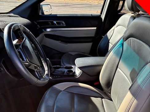 Used 2018 Ford Explorer XLT image 6