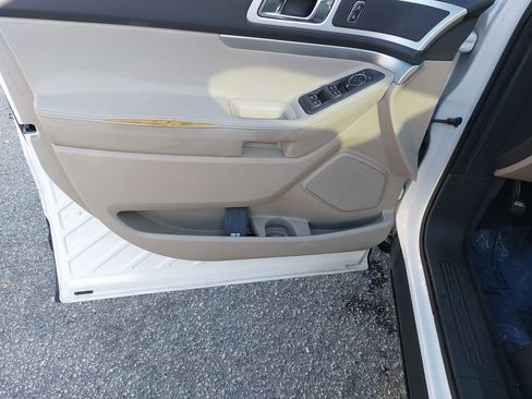 Used 2013 Ford Explorer XLT image 25