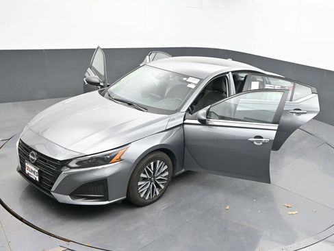 Used 2024 Nissan Altima 2.5 SV AWD/4WD image 44