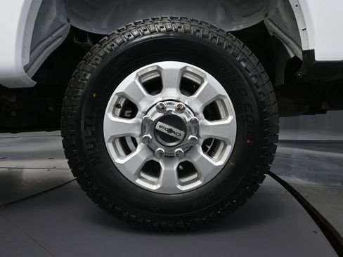 Used 2023 Ford F250 XLT w/ FX4 Off-Road Package AWD/4WD image 14