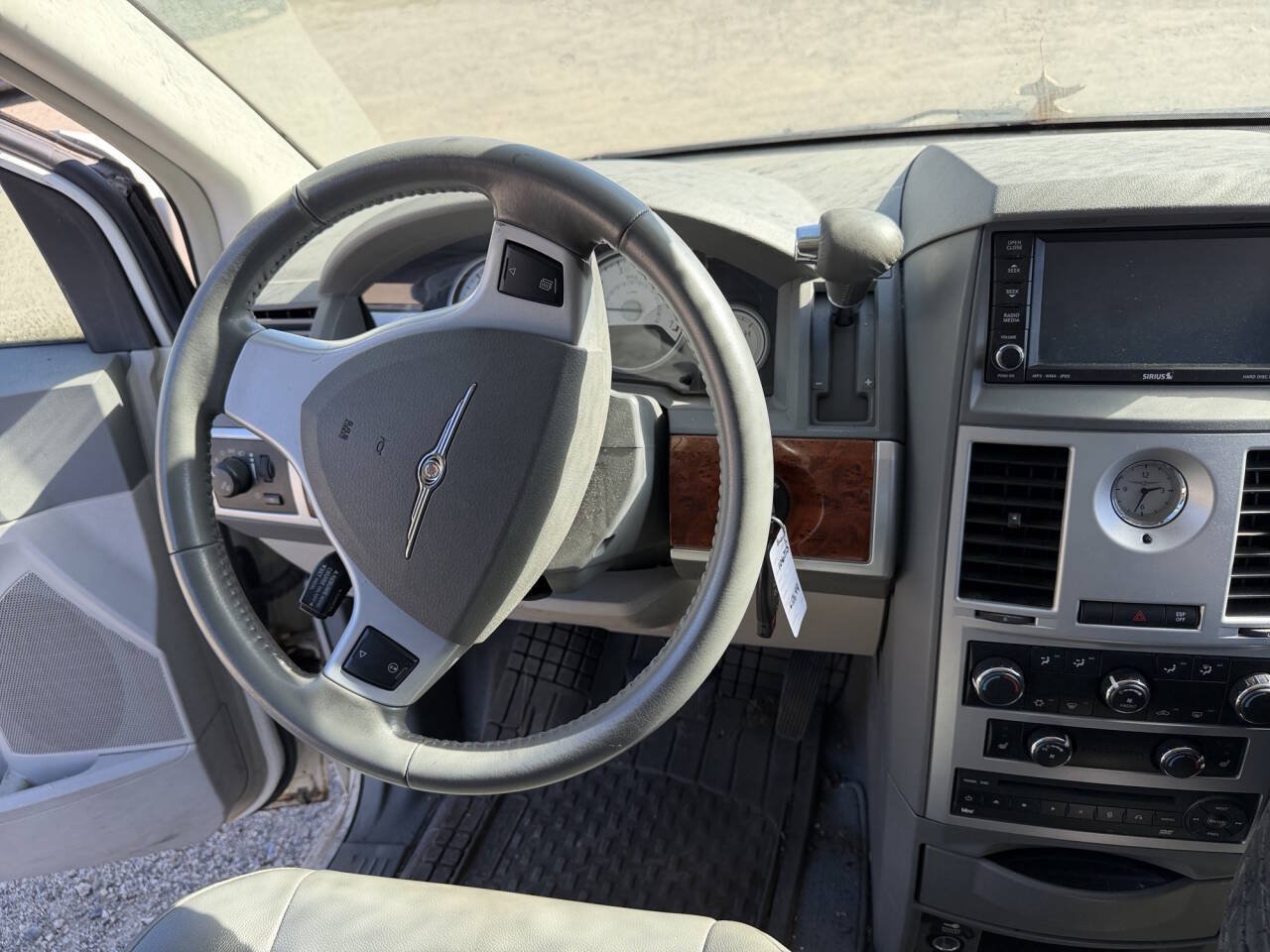 Used 2009 Chrysler Town & Country Touring FWD image 27